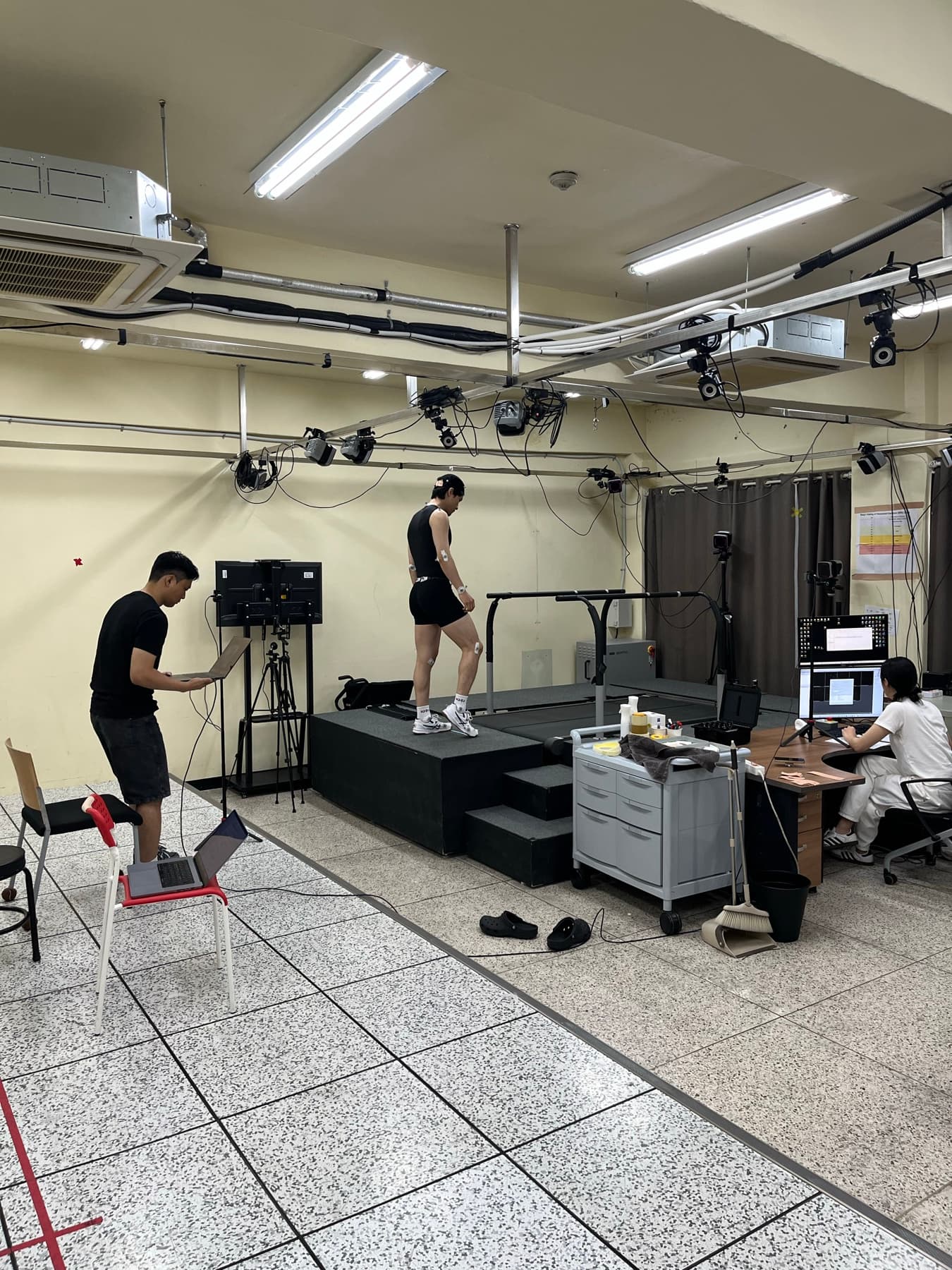 서울대학교 연구 현장의 트레드밀과 동작 측정 장비