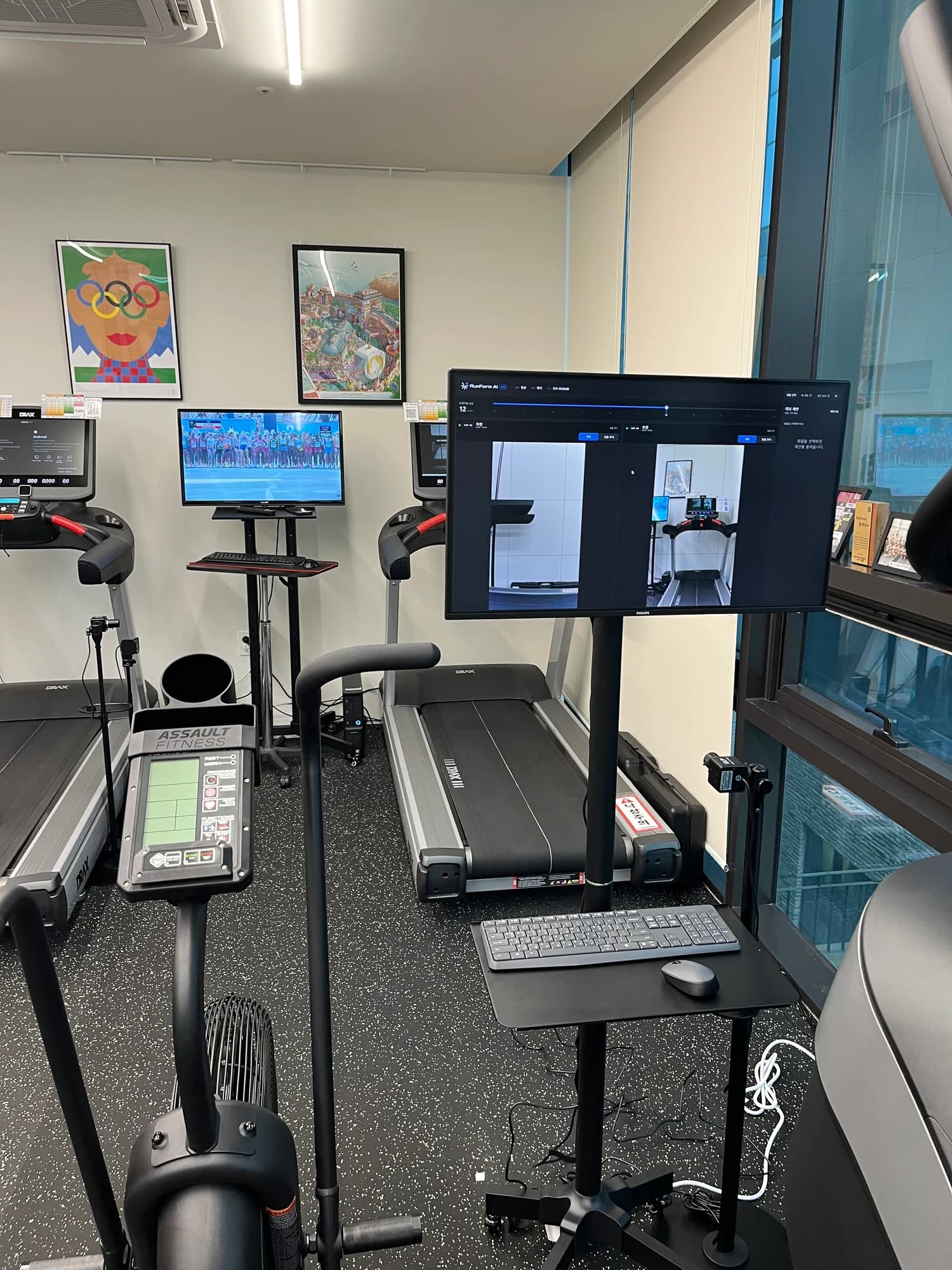 A treadmill, recording cameras, and a RunForm AI Pro analysis monitor
